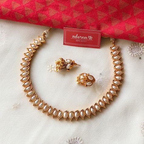 Pearl Necklace With Saree, Necklace With Saree, Modern Pearl Necklace Design, Pearl Bridal Jewelry Sets, Modern Pearl Necklace, Unique Gold Jewelry Designs, Modern Gold Jewelry, Pearl Jewelry Design, Pearl Necklace Designs