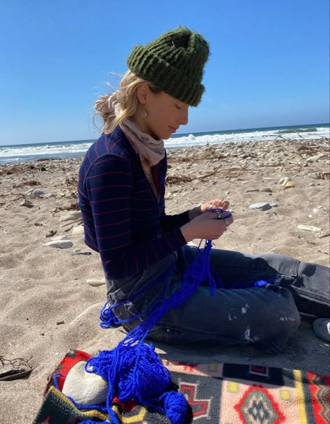 Surfergirl Style, Green Beanie, Granola Girl, Baggy Pants, Winter Fits, Mode Inspiration, Fitness Inspo, Dive In, Breien