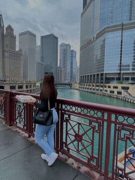 Chicago Office Aesthetic, Chicago Aesthetic Outfits Summer, Chicago Vacation Outfits, Esme Core, Chicago Picture Ideas, Downtown Chicago Aesthetic, Chicago Poses, Chicago Instagram Pictures, Chicago Outfit Ideas