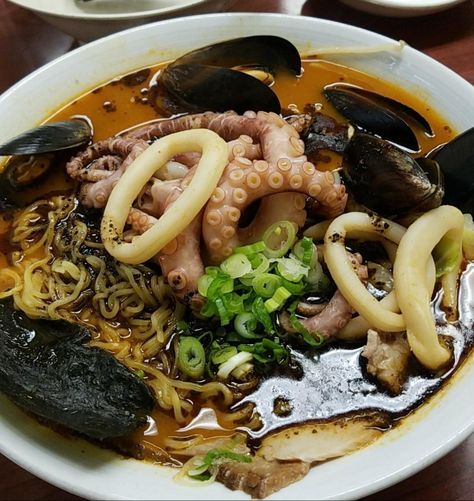 [I ate] Fire Ramen with muscles octopus pork squid and other stuff Octopus Ramen, Octopus Recipes, Send Noods, Spicy Ramen, Fav Food, Ramen Recipes, Food Images, The Hub, Dinner Tonight