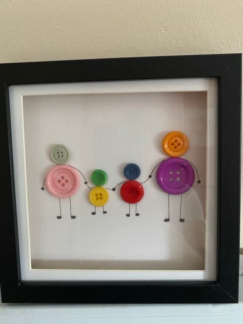 Framed picture created using buttons, featuring a family of 4 Craft Using Buttons, Ideas With Buttons Creative, Pictures With Buttons, Craft Ideas With Buttons, Crafts With Buttons For Kids, Old Button Crafts, Diy With Buttons, Button Pictures Ideas, Buttons Crafts Ideas