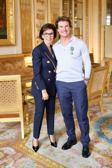 Rachida Dati a remis l'insigne de Chevalier des Arts et des Lettres à Tom Cruise. À cette occasion, la ministre de la Culture a pris la pose aux côtés de l'acteur dans un élégant tailleur pantalon Schiaparelli, comme en témoigne une photo qu'elle a partagé ce samedi 27 juillet sur son compte X (anciennement Twitter). Tom Cruise, Inspiration Mode, Twitter, Beauty