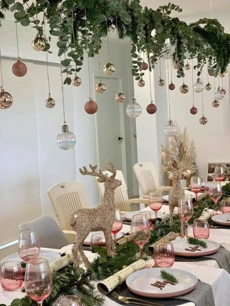 Dekoratívne Vence, Christmas Dining Table, Christmas Dinner Table, Xmas Deco, Christmas Decor Inspiration, Christmas Interiors, Christmas Themes Decorations, Porch Christmas, Bedroom Christmas