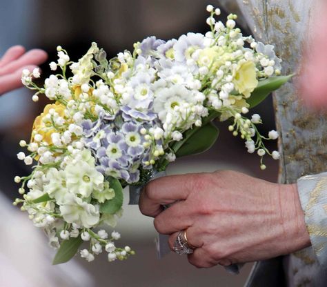 The wedding of Charles and Camilla was low-key but beautiful, and the bride carried a simple posy of seasonal Spring flowers — lily of the valley with yellow, purple, and cream primroses. 18th Wedding Anniversary, Newport Wedding, Prince Charles And Camilla, Elegant Bouquet, Royal Wedding Dress, Wedding Traditions, Jewel Wedding, Royal Brides, Isabel Ii