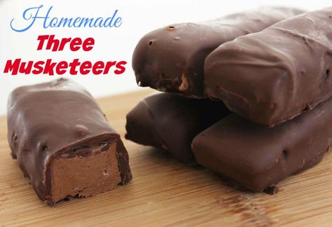 Copycat Three Musketeers Recipe - Saving Dollars & Sense Recipes Using Marshmallows, Coating Chocolate, Homemade Candy Bars, Candy Bar Recipe, Candy Recipes Homemade, Three Musketeers, Marshmallow Creme, Snack Treat, Marshmallow Fluff