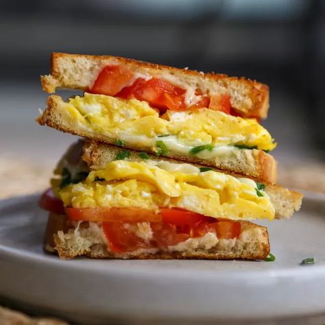 Tomato Grilled Cheese, Egg And Tomato, Egg Tomato, Tomato Breakfast, Prosciutto Recipes, Tomatoes On Toast, Grilled Cheese Recipe, Egg Sandwich Breakfast, Egg And Cheese Sandwich