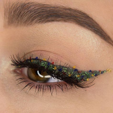 Eyeliner Inspiration, Holiday Eye Makeup, Christmas Makeup Looks, Christmas Makeup Simple, Holiday Eyeshadow, Xmas Makeup, Halo Eye Makeup, Christmas Eye Makeup, Makeup Looks For Green Eyes