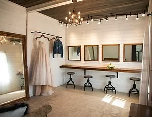 Grooms Room Decor Wedding Ideas, Barn Bathroom Ideas, Bridal Suite Room, Bride Dressing Room, Event Space Business, Bridal Suite Decor, Bridal Room Decor, Bridal Dressing Room, Event Venue Design