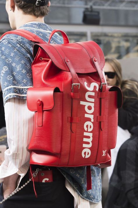 Sac à dos Louis Vuitton x Supreme. Supreme Backpack, Mode Hip Hop, Supreme Clothing, Louis Vuitton Supreme, Supreme Accessories, Menswear Accessories, Menswear Fashion, Louis Vuitton Men, Fall 2017