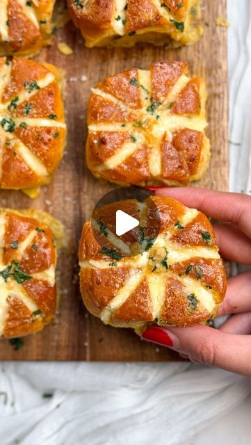 Zoha Malik on Instagram Bread Cream Cheese Roll Ups, Korean Cheese Bun, Hawaiian Garlic Rolls, Korean Buns Recipe, Bread Rolls Recipe Stuffed, Cream Buns Recipe, Stuffed Dinner Rolls, Cheesy Buns, Cheese Buns Recipe