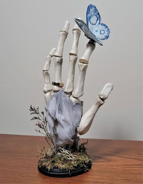 Gothic Shelf, Tim Burton Corpse Bride, Halloween Decor Diy, Tim Burton Art, Sculpture Art Clay, Clay Diy Projects, Have Inspiration, Corpse Bride, Skeleton Hand