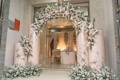 Pintu Masuk Wedding, Welcome Gate Wedding, Wedding Canopy Decorations, Welcome Gate, Wedding Walkway, Nikah Decor, Wedding Gate, Industrial Wedding Decor, Wedding Photo Display