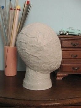 Paper Mache Head Diy, Paper Mache Balloon, Diy Mannequin, Paper Mache Head, Paper Clay Art, Fun Diy Craft Projects, Paper Mache Clay, Craft Fair Displays, Paper Mache Sculpture