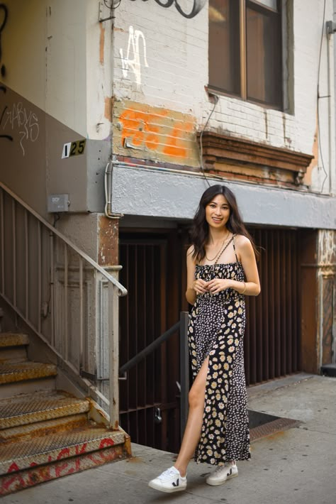 90s Dress And Sneakers, Midi Casual Dress Outfit, Summer Tourist Outfit Sneakers, Casual Long Dress Outfit Summer, Spring Fashion New York, Long Dress Summer Outfit, Long Dress Sneakers Outfit, Midi Dress And Sneakers Outfit, Taiwan Summer Outfits