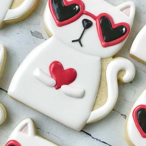 Kitty Cookies Decorated, Kitty Cookies Royal Icing, Kitty Cat Cookies, Cats Cookies Decorated, Calico Cat Cookies Decorated, Cat Cookies, Cookie Videos, Valentines Day Cookies, Valentine Cookies