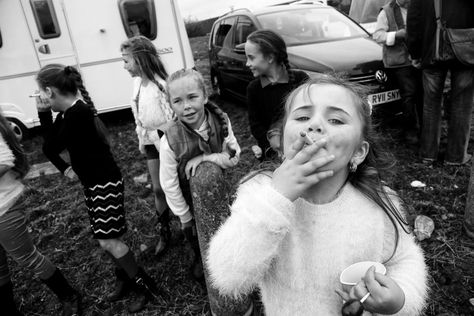 Incredible black and white pictures give rare glimpse into the lives of the 'sweet but tough' kids of Irish travellers Jamie Johnson, Irish Travellers, Fairs And Festivals, Photo Awards, Photo Story, White Picture, Documentary Photography, Black And White Pictures, Vintage Pictures