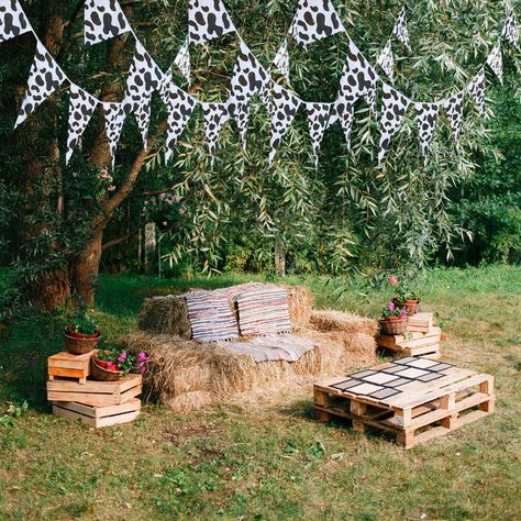 Cowboy Glam Party Decor, Western Decor Ideas For Party, Ranch Themed Party, Farm Theme Decor, Rodeo Party Decorations Western Theme, Country Party Games, Western Garden Party, Country Birthday Ideas, Rodeo Theme Birthday Party For Adults