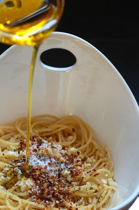 Spaghetti With Garlic, Olive Oil, and Chili Flakes | POPSUGAR Food Pasta And Sauce, Meatless Dishes, Resep Pasta, Spaghetti Aglio, Pastas Recipes, Aglio Olio, Vegan Pasta Recipes, Garlic Olive Oil, Think Food