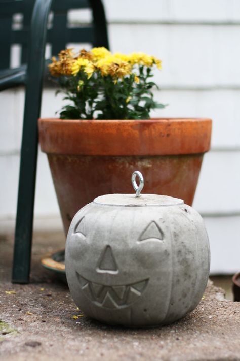 Exterior Halloween Decorations, Cement Pumpkins, Concrete Pumpkins, Pumpkins Ideas, Pumpkins Diy, Concrete Creations, Minion Pumpkin, Chic Halloween Decor, Autumn And Halloween