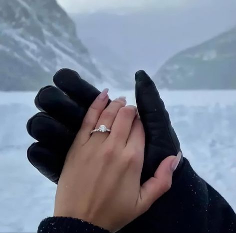 All Rhodes Lead Here, Winter Proposal, Christmas Proposal, Proposal Pictures, Winter Engagement Photos, Dream Engagement, Winter Engagement, Marriage Proposals, Winter Aesthetic