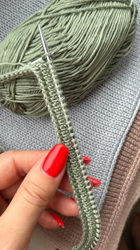 Rita | EASY NON-ROLL EDGING Do you want to prevent the hem of your stockinette knitting from curling? This is an easy way I used in my fleur_top… | Instagram Háčkované Lemy, Knitting Hacks, Knitting Help, Knitting Stitches Tutorial, Knitting Basics, Beginner Knitting Projects, Lace Knitting Patterns, Knitting Machine Projects, Knitting Instructions