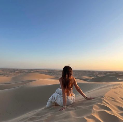 Morroco Picture Ideas, Dune Photoshoot Ideas, Sand Dune Pictures, Desert Inspo Pics, Desert Pose Ideas, Morocco Instagram Pictures, Glamis Outfits, Dubai Poses, Desert Outfit Ideas Dubai