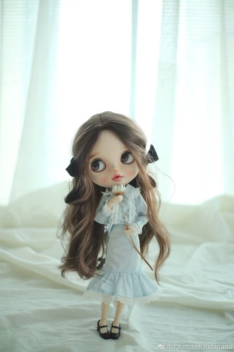 Blythe Doll Brown Hair Middle Part, Blythe Doll Pfp Brown Hair, Brunette Blythe Doll, Brown Hair Blue Eyes, Brown Hair Brown Eyes, Gothic Dolls, Blythe Clothes, Sonny Angel, Cute Profile Pictures