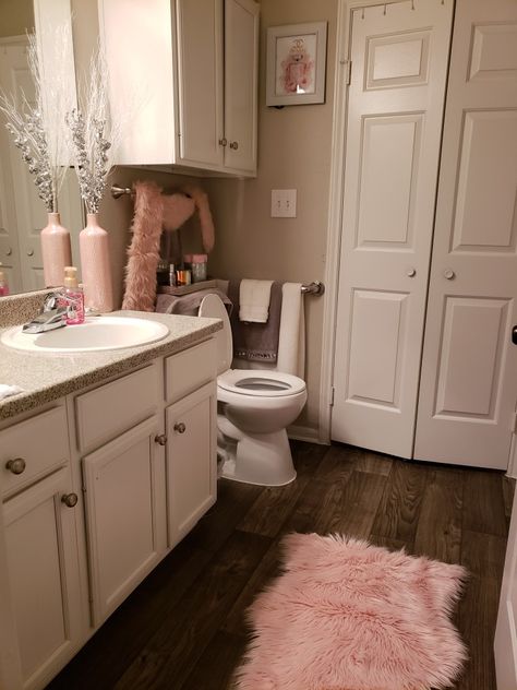 Baby Pink Bathroom Ideas, Girl Bathroom Decor, Girly Bathroom, Pink Bathroom Decor, Bathroom Decor Themes, Dorm Style, Girl Apartment Decor, Apartment Decorating Living, First Apartment Decorating