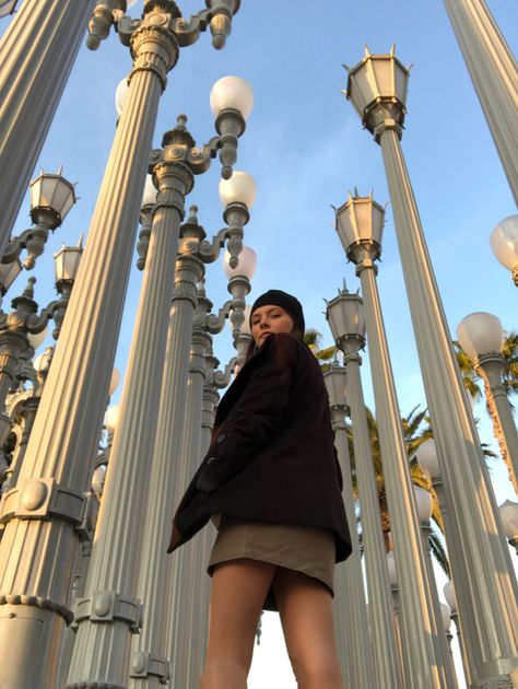 Los Angeles Poses, Lacma Photoshoot, Los Angeles Photo Ideas, La Outfits Los Angeles Street Styles, Los Angeles Outfits, La Activities, Hollywood Photoshoot, Lacma Lights, La Photoshoot