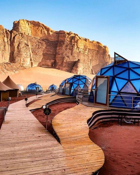 Discover Earth on Instagram: “Bubble tents in the middle of the desert... Did humans colonised Mars ? 👽 Wait... No ! it's on Earth ! #discoverjordan 🇯🇴 with…” Wadi Rum Jordan, Geodesic Dome Homes, Dome Homes, Jordan Photos, Bubble Tent, Destin Hotels, Wadi Rum, Dome House, Luxury Camping