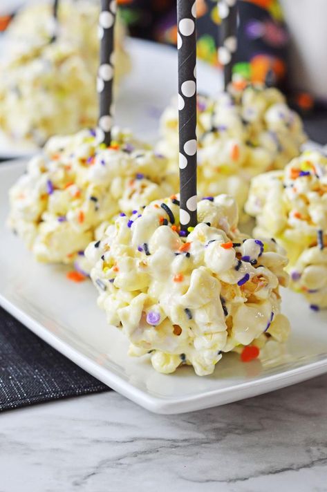 Halloween Popcorn Balls – BEST Halloween Recipe – {Easy} Party Food - Desserts Halloween Popcorn Balls Recipe, Popcorn Ball Recipe, Halloween Cake Balls, Popcorn Balls Recipe Easy, Halloween Popcorn Balls, Popcorn Ball, Popcorn Balls Recipe, Easy Popcorn, Halloween Popcorn