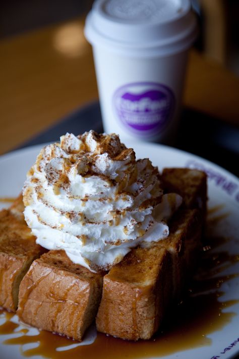 Brick toast with whipped cream, also known as Shibuya toast is hugely popular in Seoul. Shibuya Toast, Brick Toast, Sweet Toast, Honey Bread, Almond Cream, Menu Ideas, Cute Food, Whipped Cream, Sweet Recipes