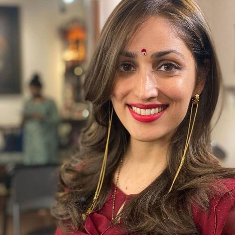 Yami Gautam with a new haircut Girl Actors, Yami Gautam, New Haircut, Elegant Saree, New Haircuts, Bollywood Stars, Scarlett Johansson, Hair Wrap, A Woman