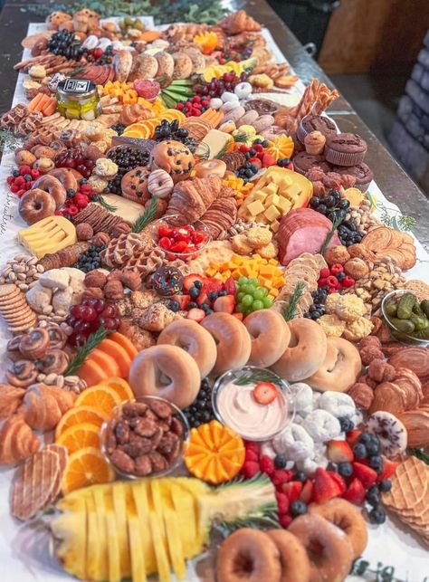 Desert Charcuterie Table, Big Blueberry Muffins, Fancy Snacks, Desert Tables, Breakfast Brunch Party, Party Boards, Food Set Up, Chicken Burgers Recipe, Party Platter