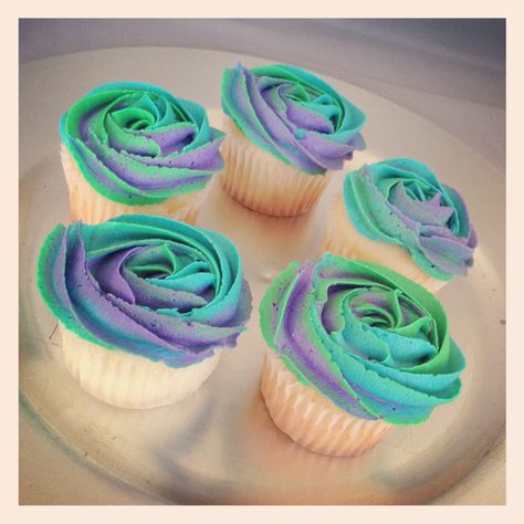 Peacock cupcakes Blue And Green Cupcakes, Peacock Cupcakes, Peacock Wedding Cake, Peacock Cake, Green Cupcakes, Purple Cupcakes, Cupcake Queen, Cupcake Cake Designs, Cupcakes Decorados