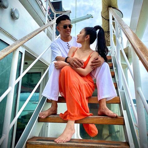 Couple Pose On Cruise, Couple Cruise Pictures Photo Ideas, Cruise Couple Photos, Couple Poses On Cruise, Outfits To Wear On A Cruise Ship, Couples Cruise Picture Ideas, Cruise Couple Aesthetic, Cruise Photography Ideas Couple, Cruise Inspo Pics Couple