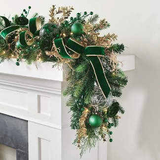 Bold Christmas Decor, Emerald Green And Gold Christmas Tree, Emerald Christmas Decor, Hunter Green Christmas Decor, Emerald Green Christmas Decor, Glam Christmas Decor Ideas, Green And Gold Christmas Decor, Emerald Green Christmas Tree, Gold Wreaths