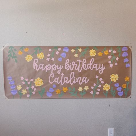 ALEX! | painting flowers is my favorite!!!🙌🏼🙌🏼🙌🏼 #brownpaperbanner #birthdaybanner | Instagram Flower Party Ideas Decoration, Paper Banners Ideas Diy, Banner Painting Ideas, Happy Birthday Painted Banner, Hand Painted Birthday Banner, Birthday Banner Painted, Birthday Sign Ideas, Painted Banner Ideas, Flower Birthday Theme