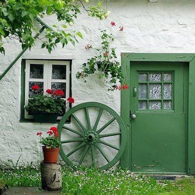 Irish Cottages, Green Cottage, Irish Eyes Are Smiling, Irish Cottage, Casa Vintage, Irish Eyes, Thatched Cottage, Green Door, Ireland Scotland