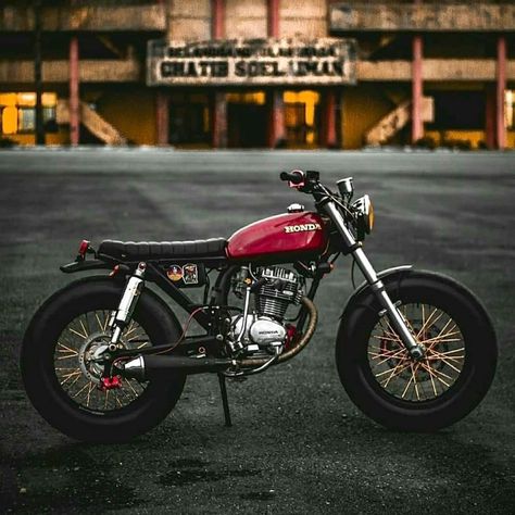 Simple keker, cb japstyle. Apapun motormu, kalo kaki-kaki udah di bikin gede, tampilannya jadi garang bor. Lampu jangan terlalu ke atas,… Honda Cg125, Motor Klasik, Suzuki Cafe Racer, Cafe Racer Moto, Honda Scrambler, Motorcycle Honda, Tracker Motorcycle, Honda Cb 100, Cafe Racer Design