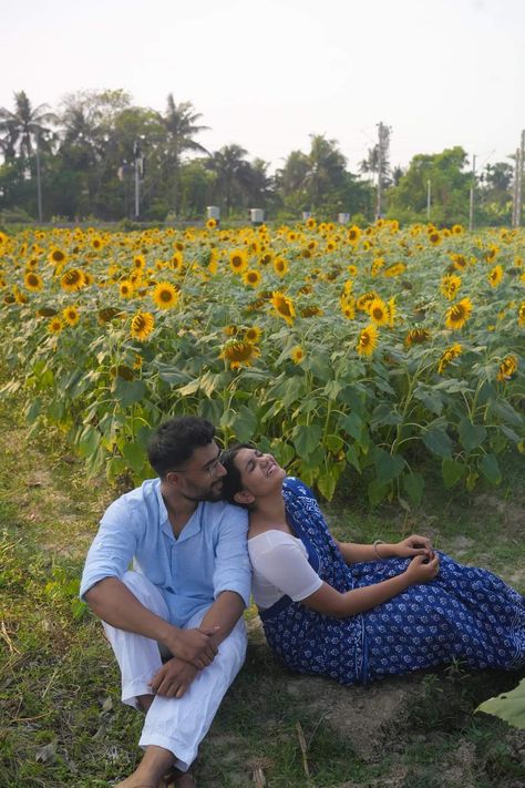 Village Photography Couple, Save The Date Photo Ideas Indian, Pre Wedding Photoshoot Outdoor Indian, Bengali Photoshoot, Barish Pic, Nepali Dress, Village Couple, Prewedding Photoshoot, Pre Wedding Photoshoot Outfit