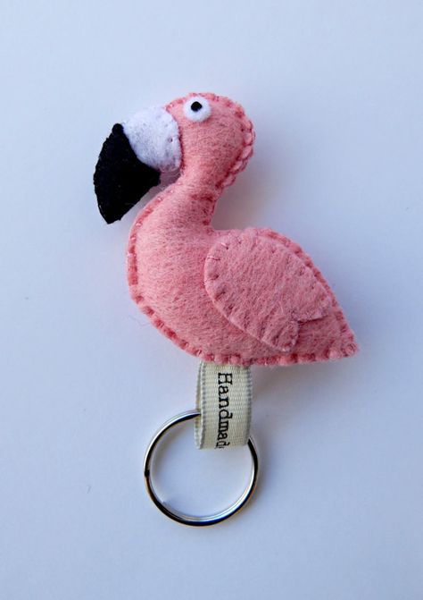 Felt Flamingo, Flamingo Keychain, Flamingo Craft, Flamingo Bag, Felt Keychain, Felt Bookmark, Felt Crafts Patterns, Felt Crafts Diy, Keychain Cute