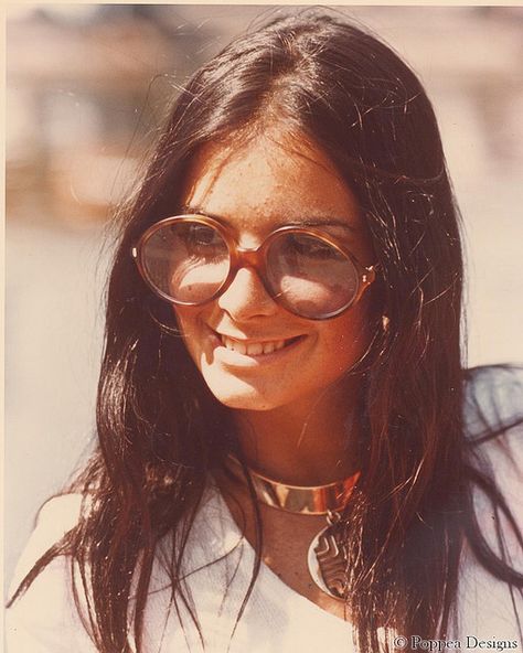 Women's Sunglasses by clothes style from Ray-Ban Sunglasses Website. http://www.bsalerayban.com 70s Glasses, Hippie Glasses, 70s Sunglasses, Disco Costume, 60s 70s Fashion, Estilo Hippy, Seventies Fashion, Estilo Hippie, Hippie Girl