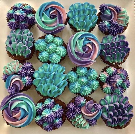 Professional Accountant, Frost Cupcakes, Cupcakes Design, Decorating Business, Cactus Cake, Mermaid Cupcakes, Wilton Cake Decorating, Cake Decorator, Creative Cupcakes