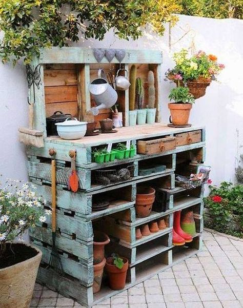 Make a garden on a budget with these pallet garden ideas. From DIY pallet outdoor planter ideas to pallet garden beds, there are plenty of wood pallet projects for the garden to choose from that will give your garden design a makeover on a budget. These pallet garden projects can be used for flowers, herbs, vegetables and more! Pallet Potting Bench, Outdoor Potting Bench, Garden Pallet, Potting Table, Garden Ideas Cheap, Upcycle Garden, Wood Garden, Pallet Garden, Potting Bench