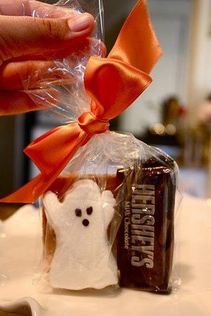 Halloween Baby Shower Favor Ideas For Perfect Party Halloween Smores, Halloween Peeps, Dessert Halloween, Halloween Camping, Diy Halloween Decor, Adornos Halloween, Halloween Favors, Halloween Goodies, S'mores