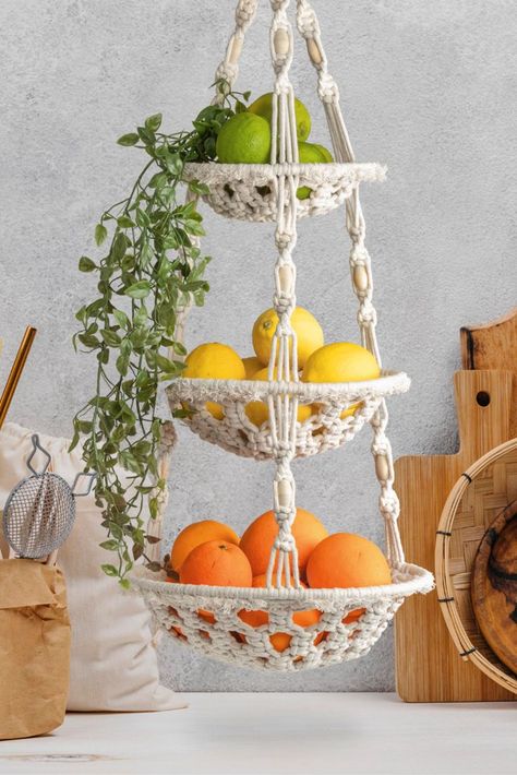 Modern Boho Decor: This macrame fruit basket is the perfect boho addition to your kitchen. It will nicely display your fruit, veggie, produce or anything else you store in this macrame hanging basket. It's very sturdy and can hold up to 15 pounds! Macrame Fruit Basket, Produce Baskets, Macrame Basket, Boho Kitchen Decor, Hanging Fruit Baskets, Kitchen Wall Hangings, Diy Basket, Boho Kitchen, Macrame Hanging