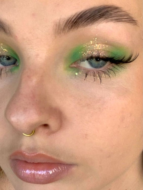 St. Patrick's day makeup look: green and gold glitter eyeshadow Saint Patricks Day Eyeshadow, Simple St Pattys Day Makeup, Saint Patrick Makeup Ideas, Statement Makeup Looks, Green Makeup Looks With Gems, St Patrick’s Day Make Up, Bold Makeup Ideas, Shrek Inspired Makeup, Shrek Makeup Ideas