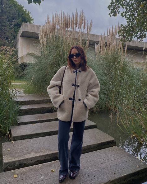 Shearling Jacket Outfit, Mango Coats, Trendy Date Night Outfit, Oversized Wool Coat, Sporty Sunglasses, Toggle Coat, Faux Shearling Jacket, Toggle Button, Classic Trench Coat