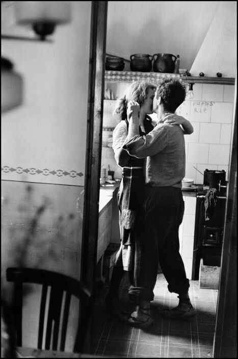 Robert and Mary Frank, 1952. (Dancing Couple) © Elliott Erwitt. Magnum Photos. Robert Frank Photography, Elliott Erwitt Photography, Dancing In The Kitchen, Elliott Erwitt, Richard Serra, Robert Frank, Steve Mccurry, Martin Parr, Robert Doisneau